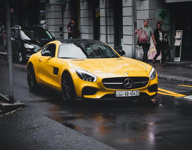 Mercedes-Benz AMG GT 2 portas coupe amarelo